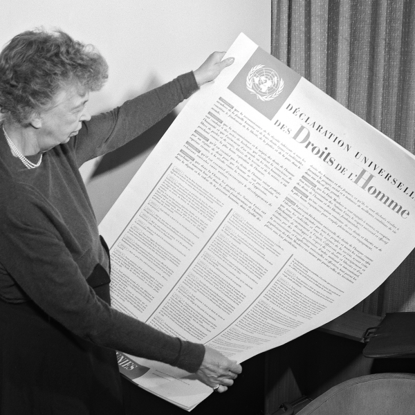 Eleanor Roosevelt, Présidente de la Commission des droits de l’homme, regardant la Déclaration universelle des droits de l’homme