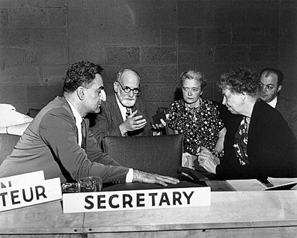 Trois membres de la Commission des droits de l’homme des Nations Unies.  De gauche à droite : le Dr. Charles Malik (Liban), le Professeur René Cassin (France) et  Mme Eleanor Roosevelt (États-Unis).   ©  Photo ONU